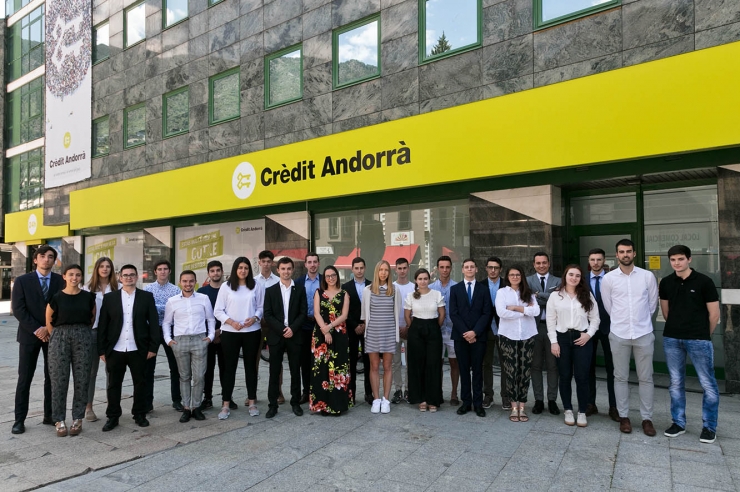 Els estudiants que faran l'estada formativa a Crèdit Andorrà.